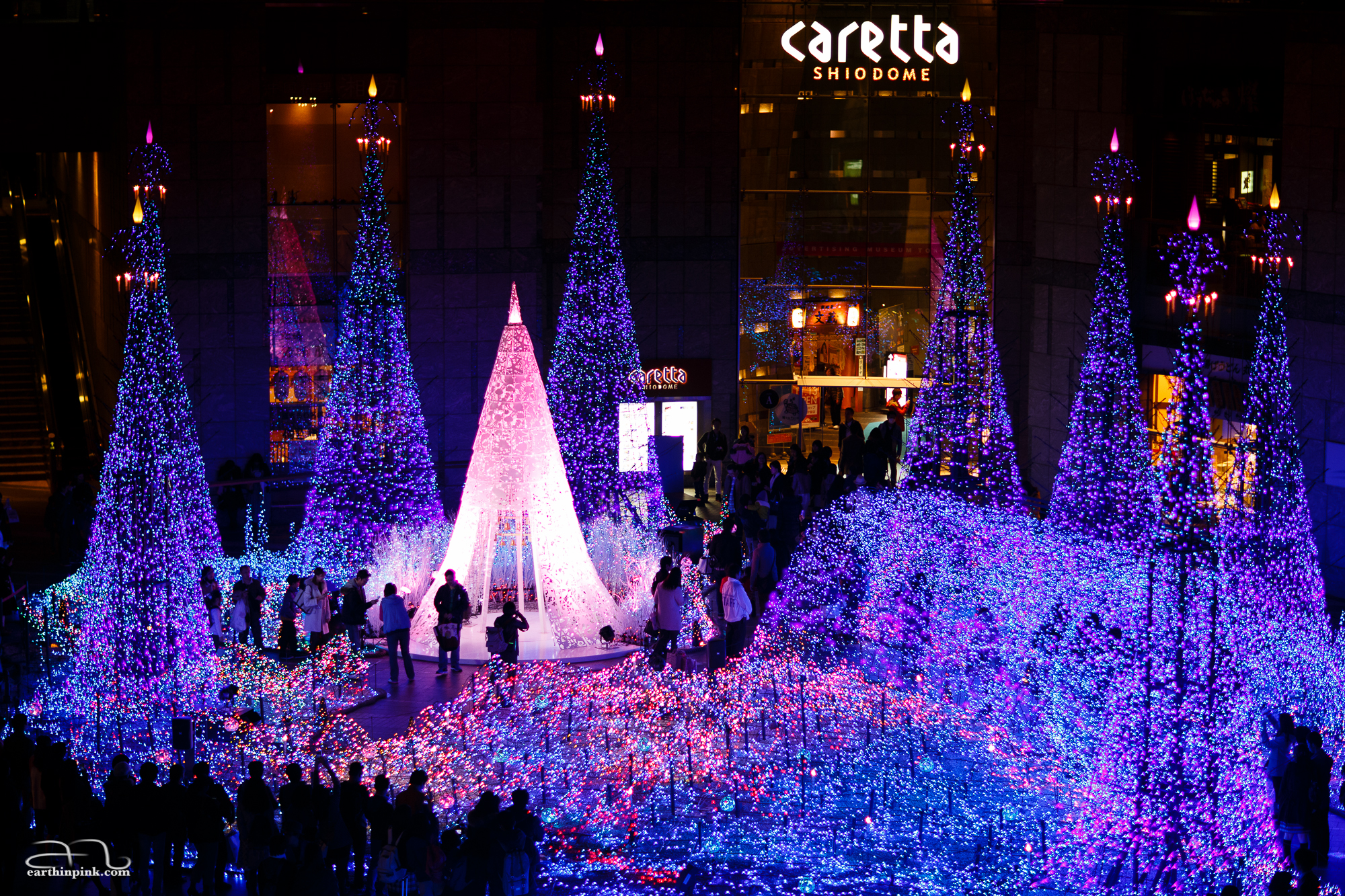 Caretta Shiodome illumination 2014: an amazing installation, with a light-show accompanied by music every 15 min or so. I don't think they know one of the musical pieces is the same they always play in the immigration and passport control area at SFO ;)