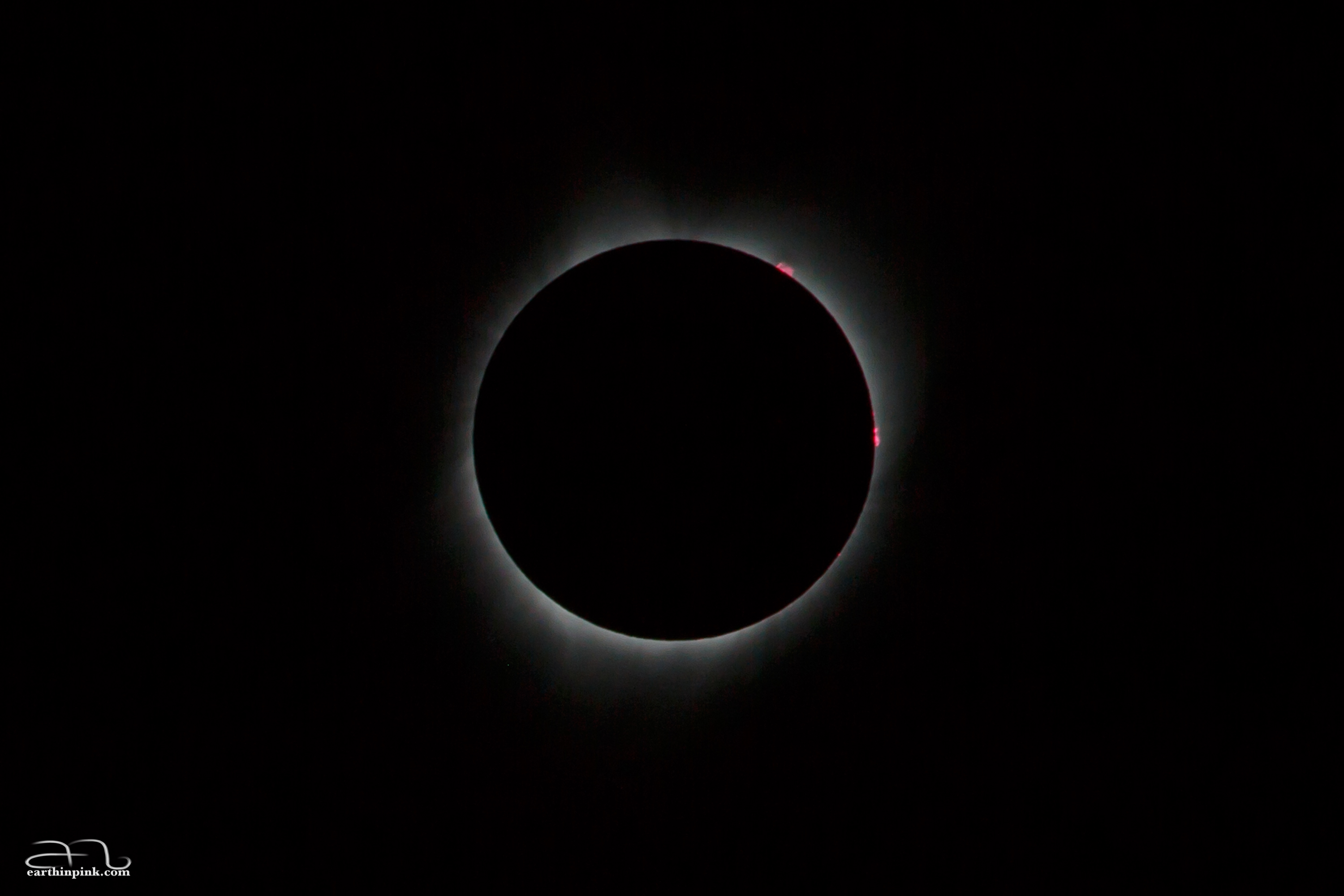 A very short exposure photo that shows the inner corona. I was impressed by the fact that the camera could capture the color of the solar prominences at the top right, which appear red because of Halpha line emission. Photography and physics combined!